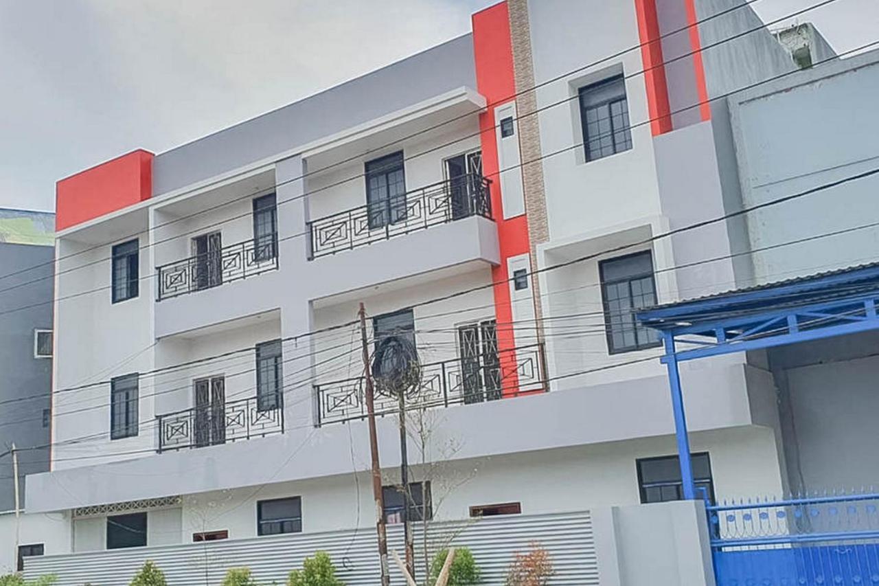 Mahkota Residence Mitra Reddoorz Karawang Exterior photo