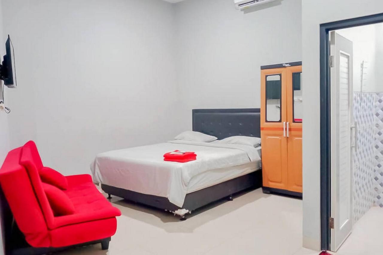 Mahkota Residence Mitra Reddoorz Karawang Exterior photo